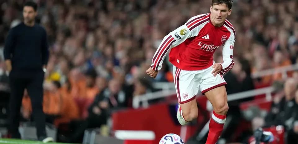 Futbolchi to'pni o'ynab, Arsenal maykasi kiygan