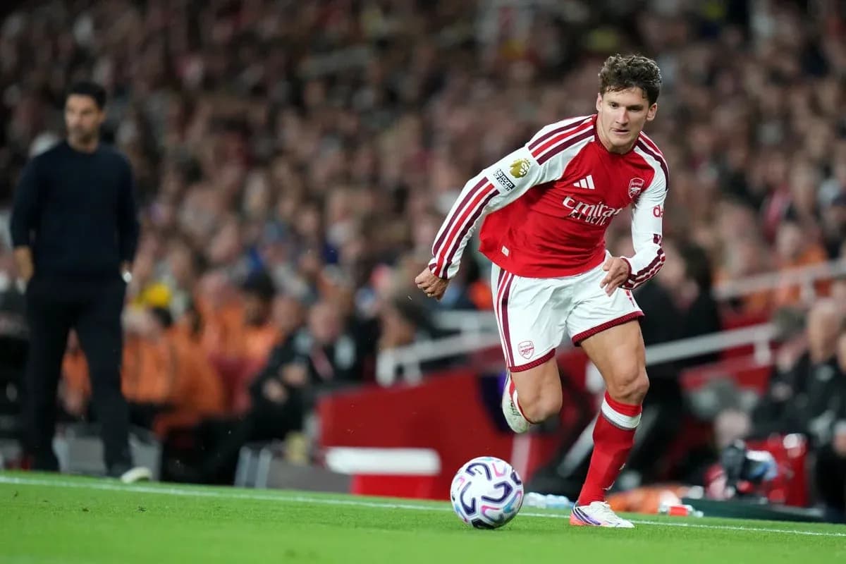 Futbolchi to'pni o'ynab, Arsenal maykasi kiygan