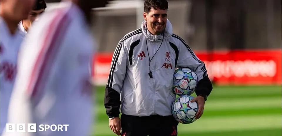 Trener LFC, to'pni ushlab, mashg'ulotda