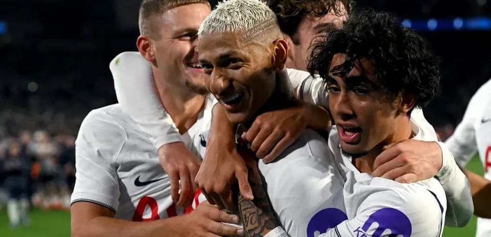 Futbolchilar gollarni nishonlashmoqda, birga quchoqlashmoqda