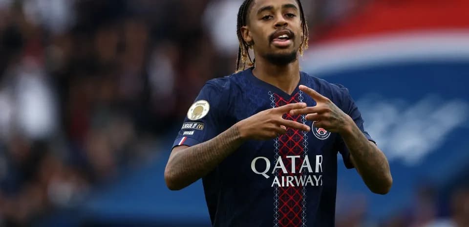 Futbolchi PSG forma kiygan qo'l harakati