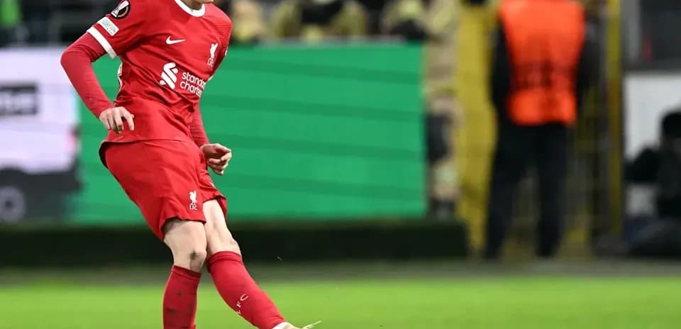 Futbolchi to'pni urayotgan paytda