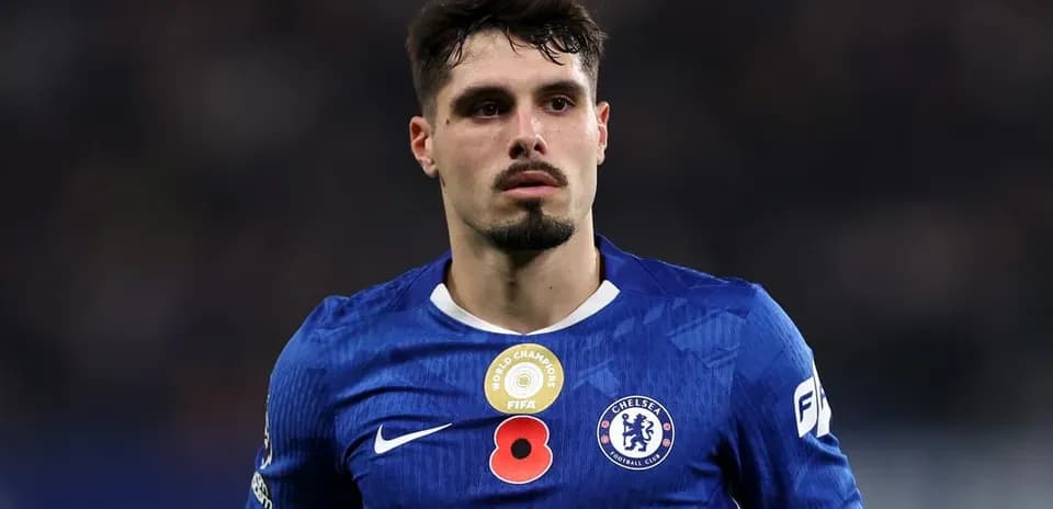 Futbolchi Chelsea formasi bilan maydonda