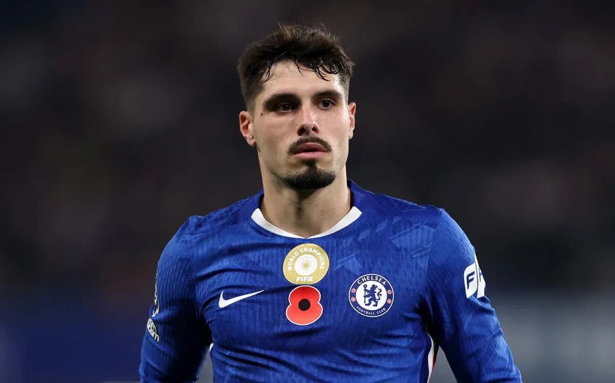 Futbolchi Chelsea formasi bilan maydonda