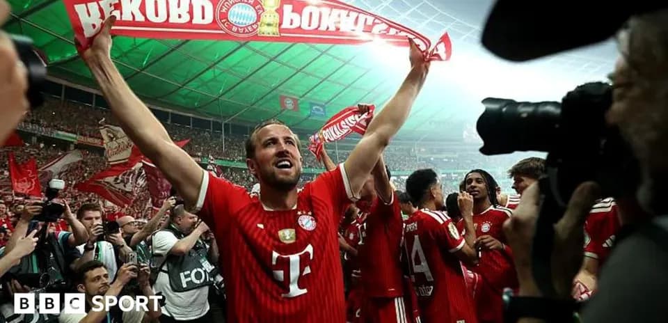 Futbolchi Bayern Munich bayroqlarni ko'tarib turibdi