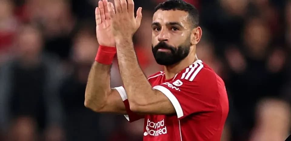 Futbolchi Mohamed Salah qo'lini ko'tarib olqishlayapti