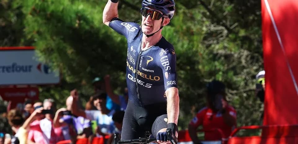 Velosipedchi g'alaba qozonayotganida qo'lini ko'taradi