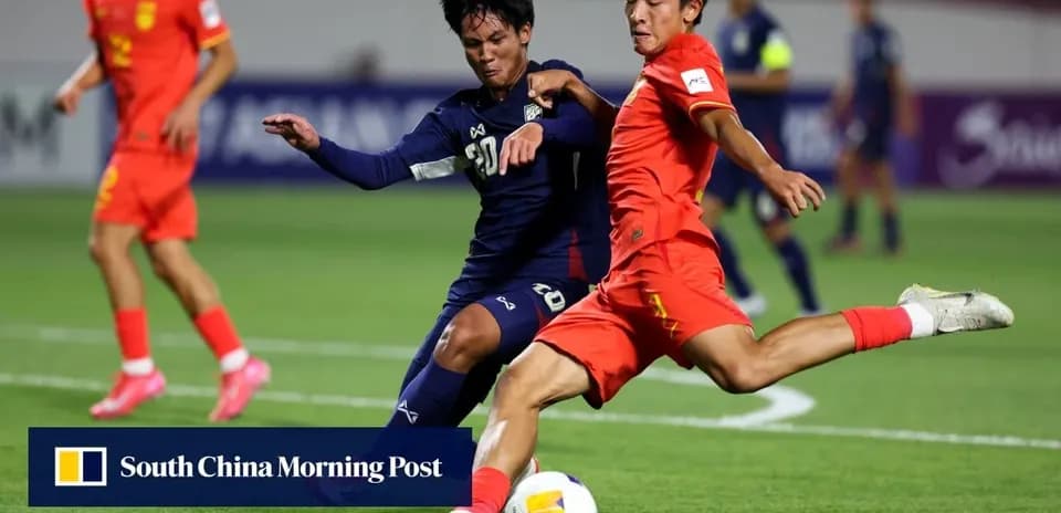 O'yin davomida to'pni olish uchun kurashayotgan futbolchilar