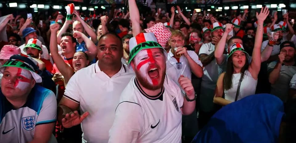 Angliya muxlislari futbol o'yinida qo'llab-quvvatlashmoqda