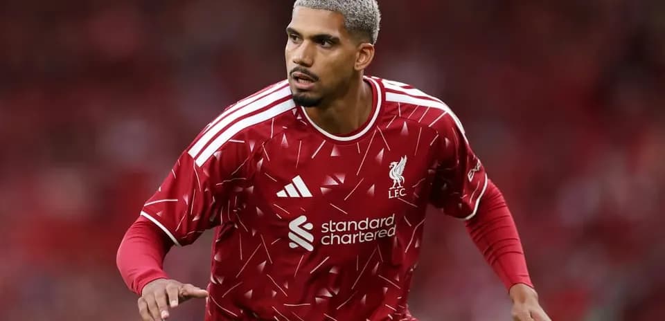 Futbolchi Liverpool formasida harakatda