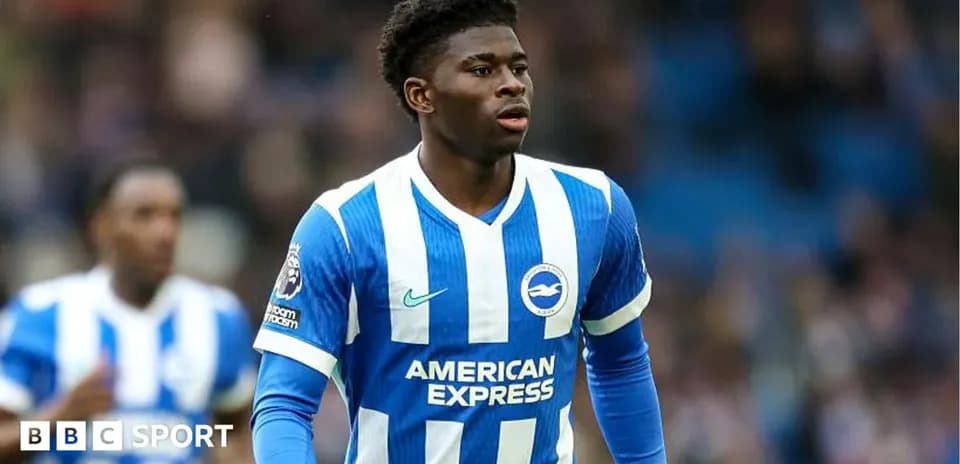 Futbolchi o'yin paytida maydonda yurmoqda