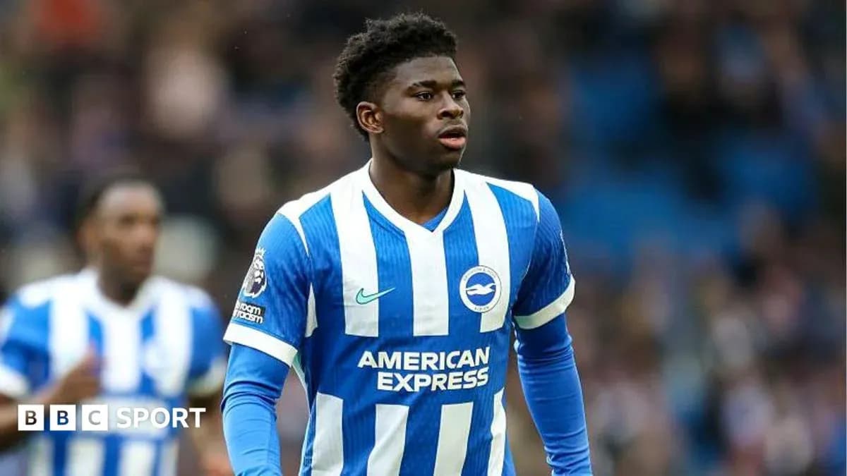 Futbolchi o'yin paytida maydonda yurmoqda