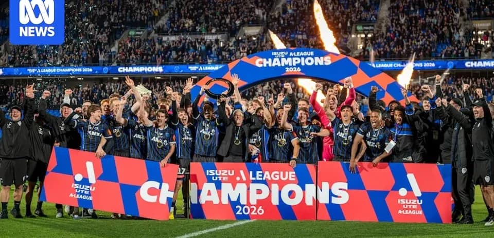 Jamoa chempionlik banneri bilan maydonda