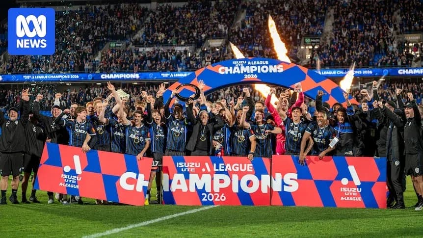 Jamoa chempionlik banneri bilan maydonda
