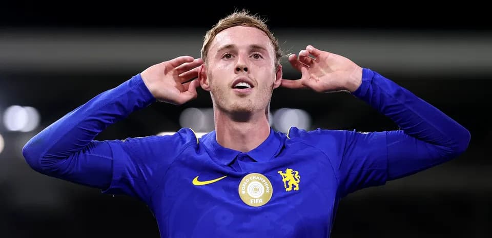Futbolchi gol urganidan keyin qo'llarini eshitmoqda
