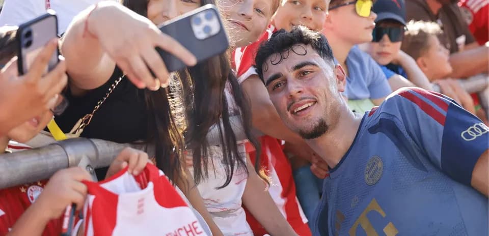 Futbolchi bolalar bilan suratga tushmoqda