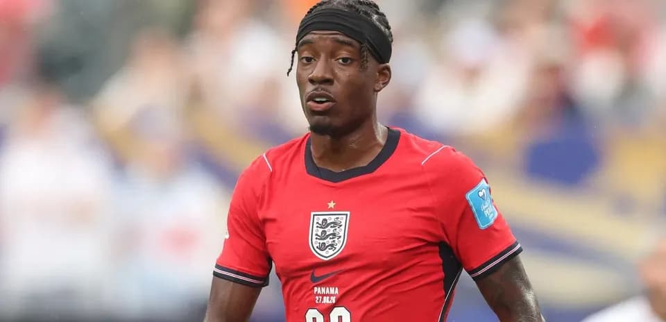 Futbolchi England jamoasi formasida o'yin o'ynayapti