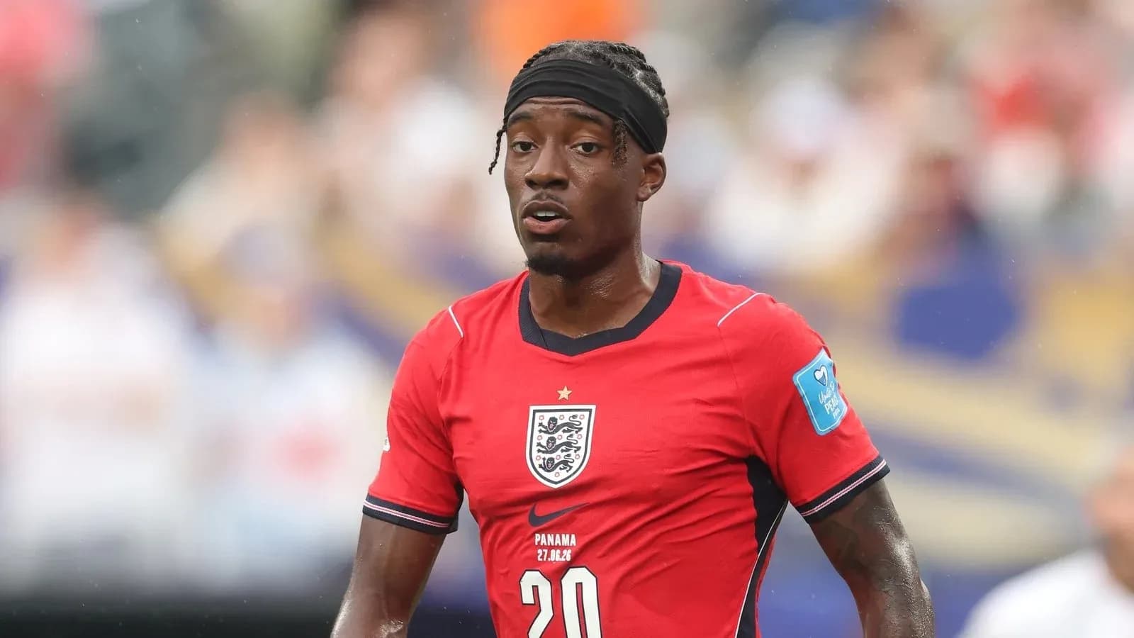 Futbolchi England jamoasi formasida o'yin o'ynayapti Futbolchi England jamoasi formasida o'yin o'ynayapti
