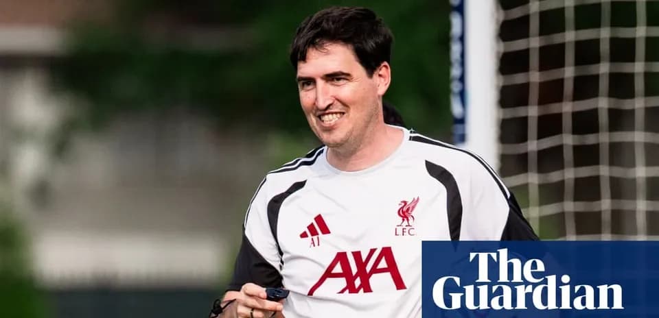 Murabbiy Liverpool futbol klubida mashg'ulot o'tkazmoqda