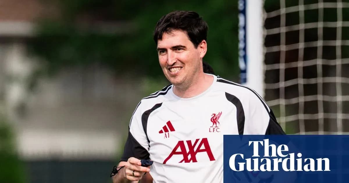 Murabbiy Liverpool futbol klubida mashg'ulot o'tkazmoqda
