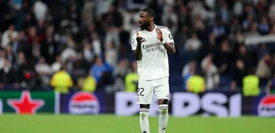 Futbolchi maydonda raqobatlashayotgan paytda