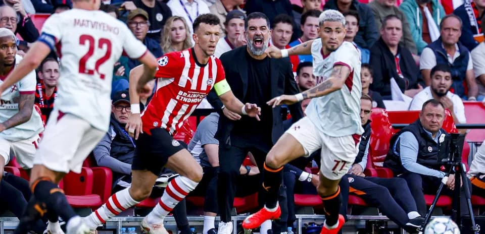 Futbolchilar to'p uchun kurashmoqda, trener baqiradi