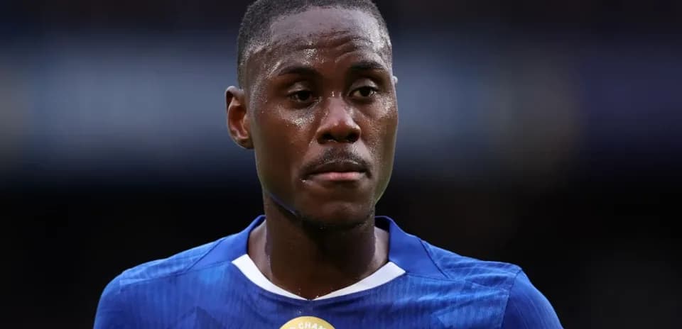 Futbolchi musobaqa paytida yaqin planda