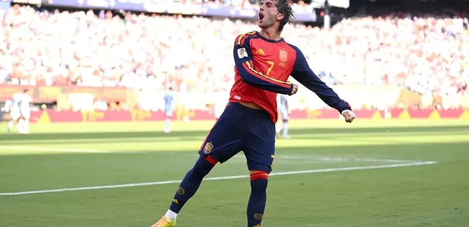 O'yin maydonida gol urgan futbolchi nishonlayapti