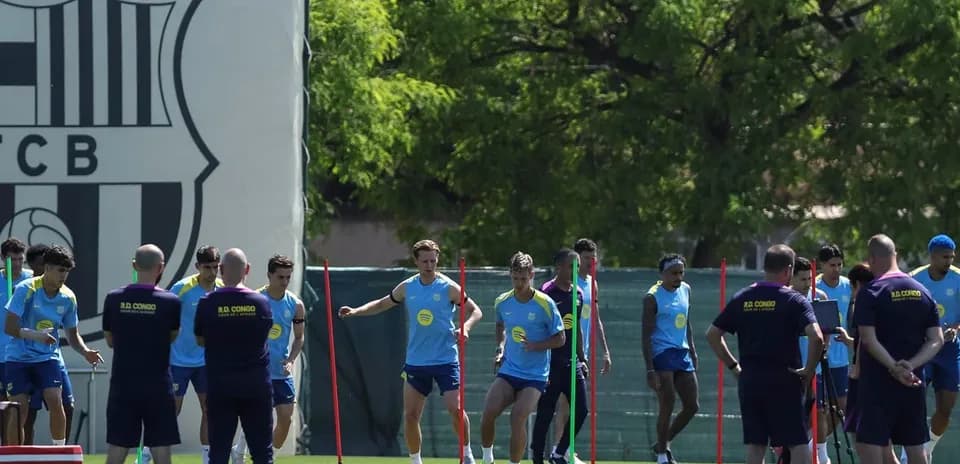 Futbolchilar treningda to'plar bilan mashg'ulotda