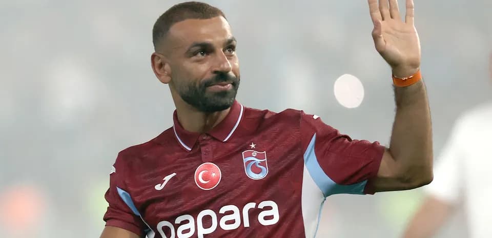 Futbolchi maydonda qo'l chaldirayotgan