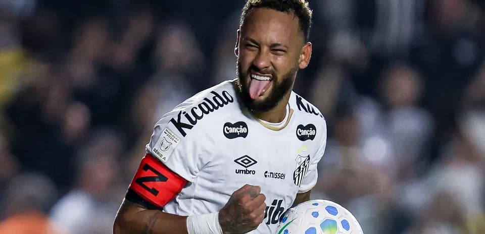 Futbolchi Neymar to'pni ushlagan holda baxtiyor