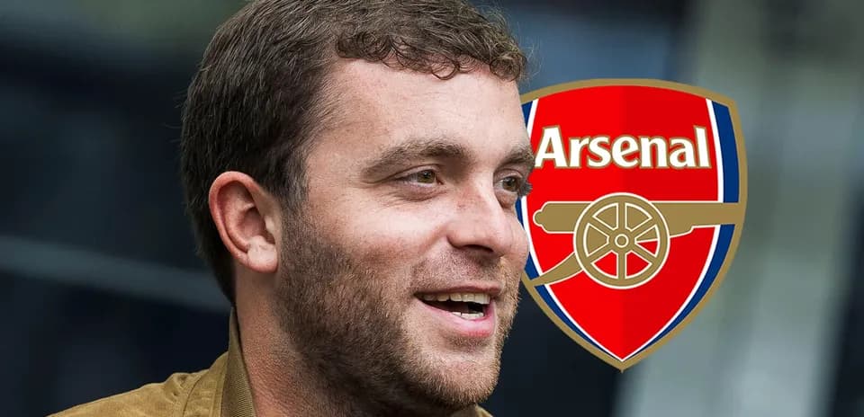 Yuzida Arsenal logotipi bilan erkakning yaqin tasviri