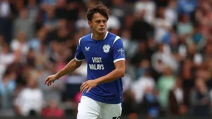 Futbolchi maydonda harakatda, Cardiff City formasida