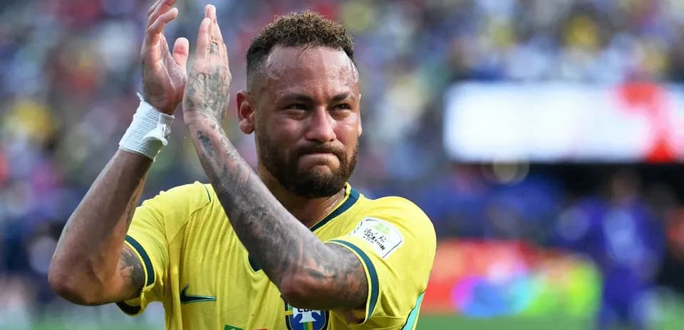 Futbolchi Neymar Brasil formasi bilan maydonda