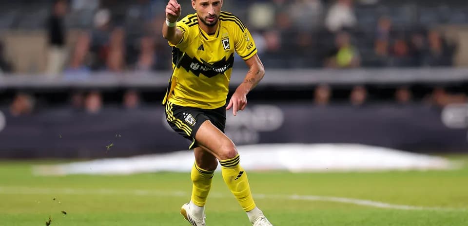Futbolchi maydonda to'pga ishora qilmoqda