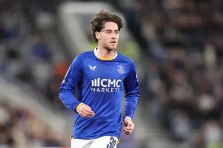 Futbolchi maydonda ko'k formada harakatlanmoqda
