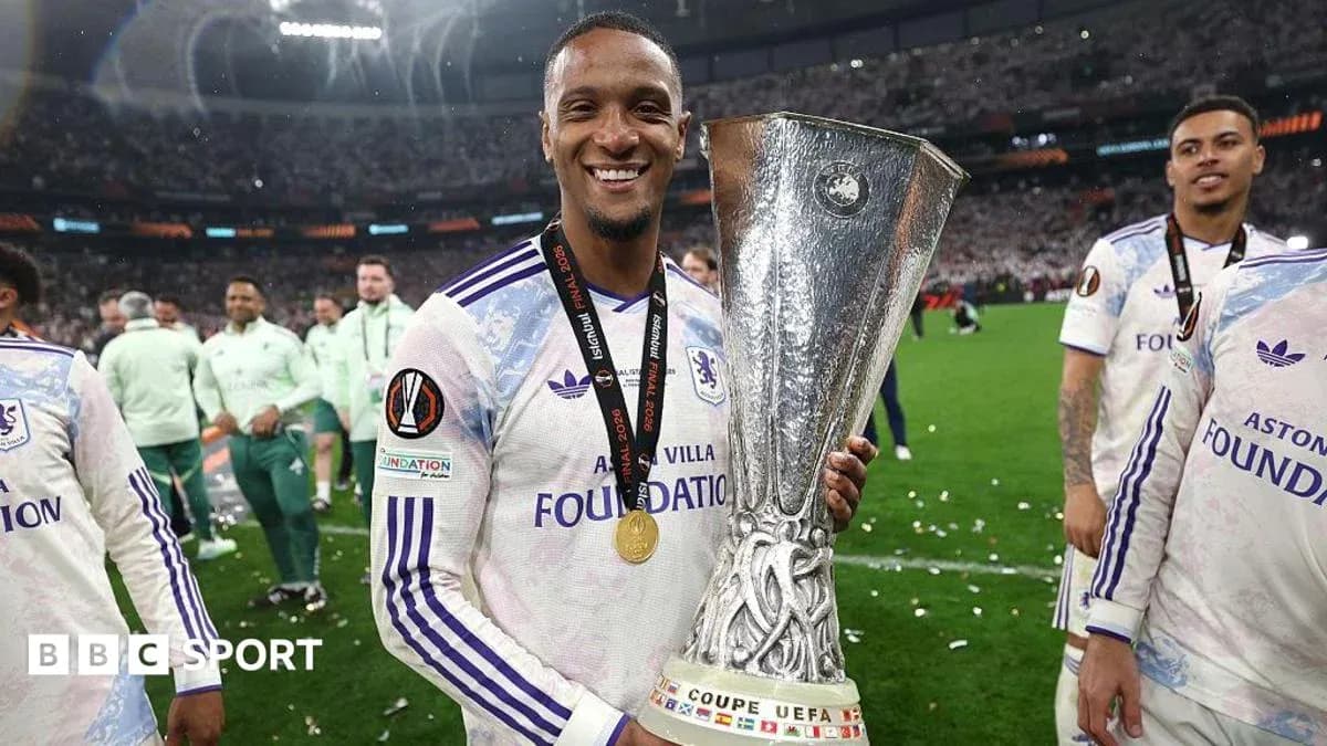 Futbolchi UEFA kubogini ushlab turib tabassum qilmoqda