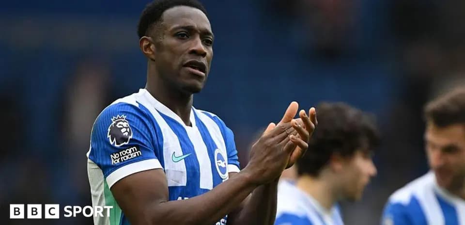 Futbolchi maydonga chiqishdan oldin qo'lini chaldiradi
