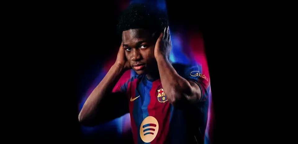 Futbolchi Barcelona formasi bilan poz berayotgani