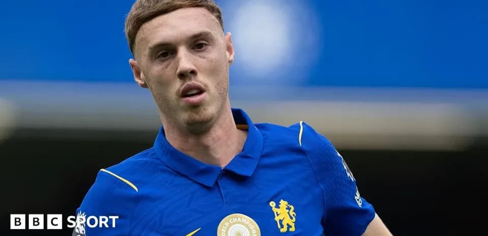 Futbolchi Chelsea formasida maydonda harakatda