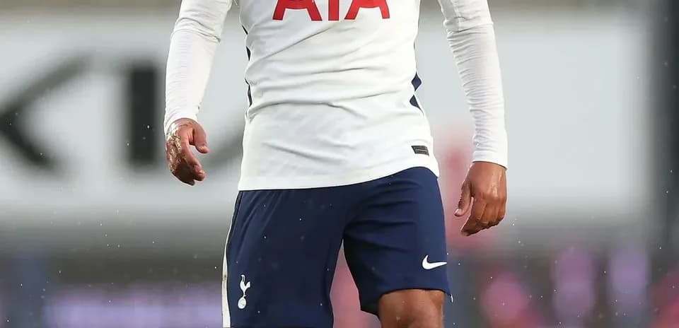 Futbolchi maydonda Tottenham formasi bilan harakatda