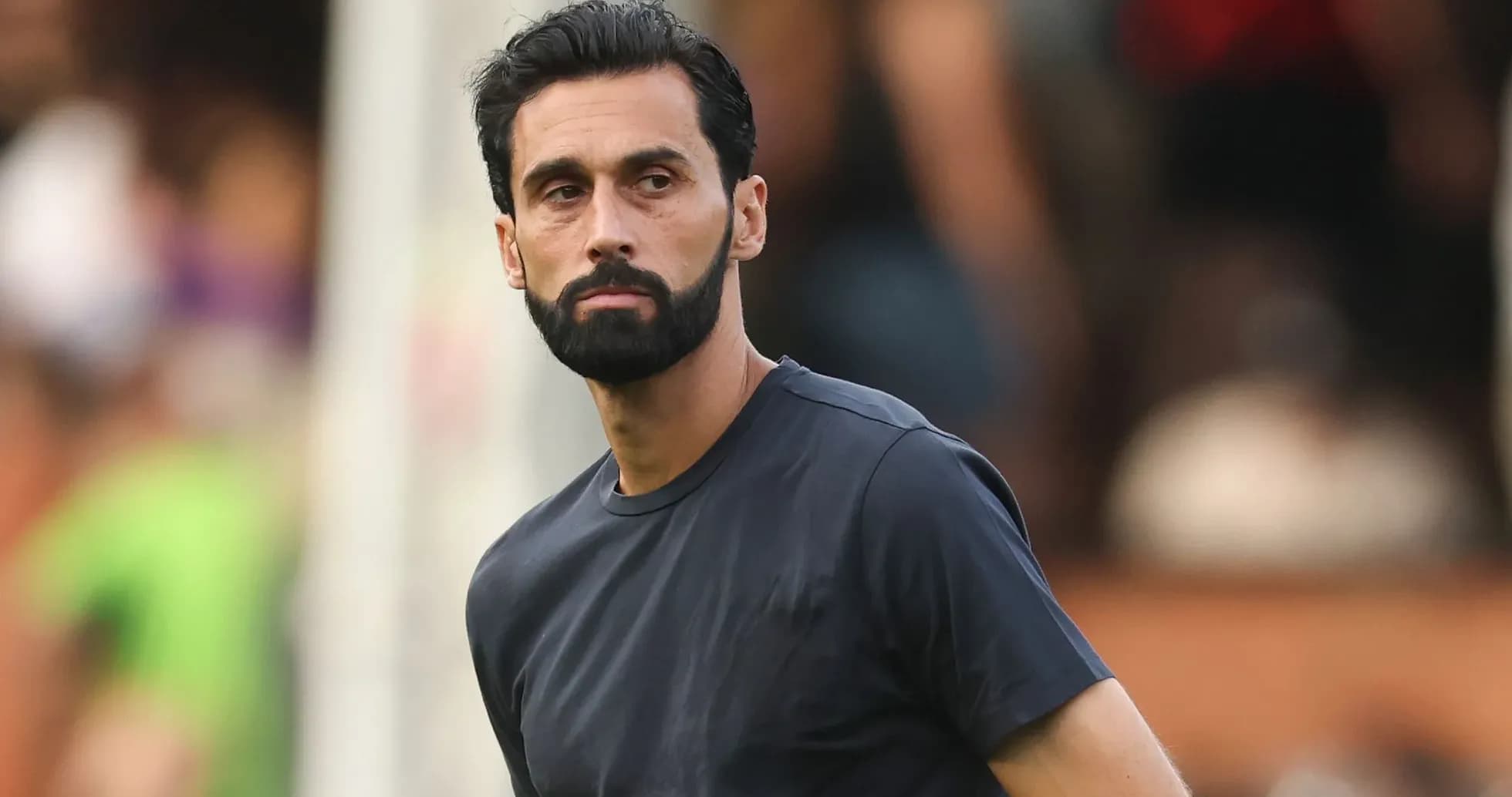 Futbolchi o'yin oldidan maydonda turibdi