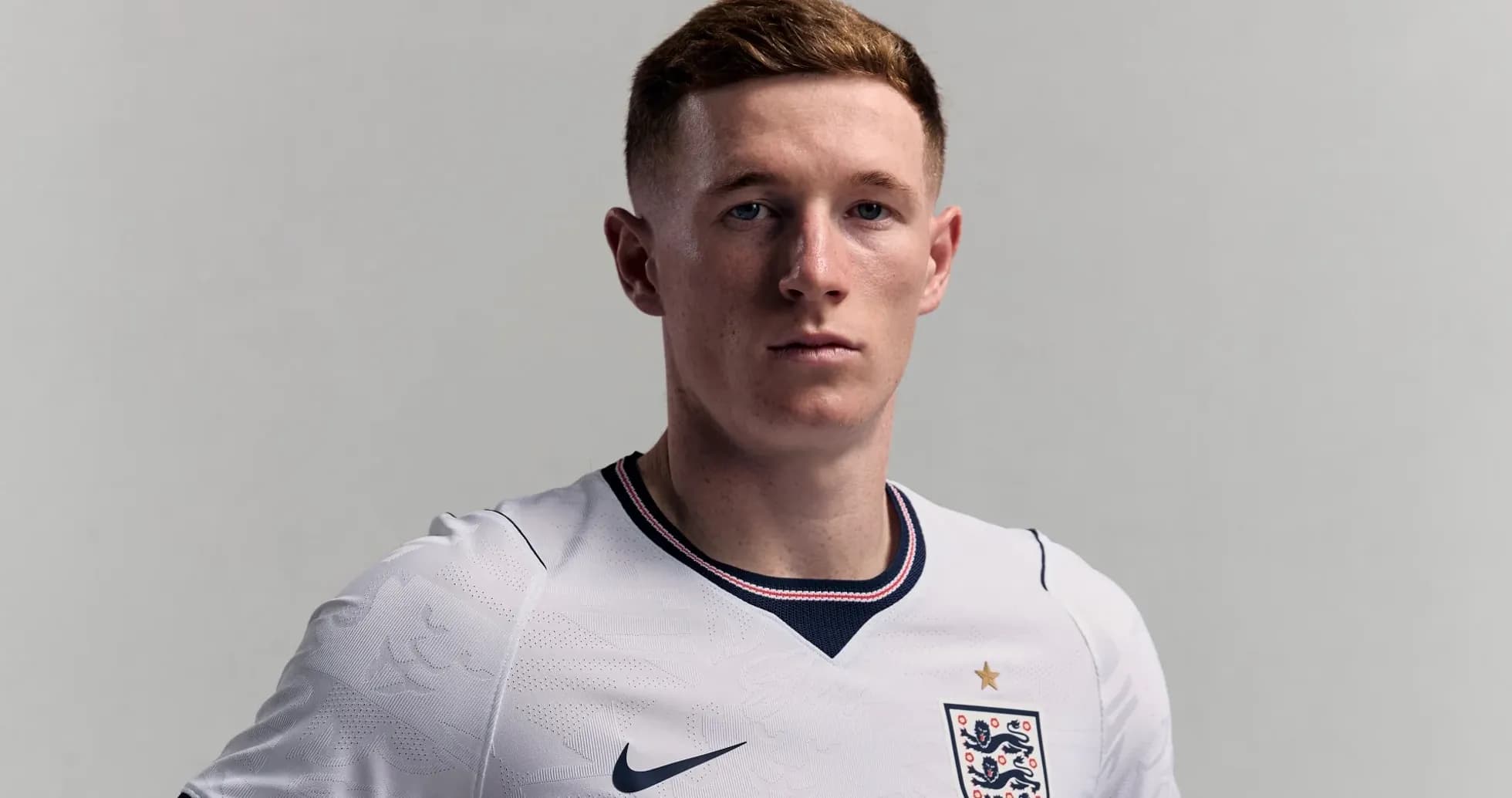 Futbolchi England formasi bilan poz berayotgan