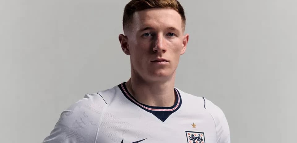 Futbolchi England formasi bilan poz berayotgan