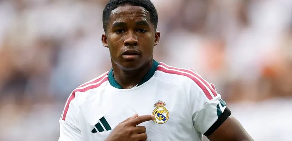 Futbolchi Real Madrid formasini kiygan