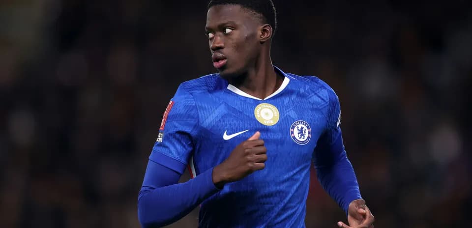 Futbolchi Chelsea formasida maydonda harakatda
