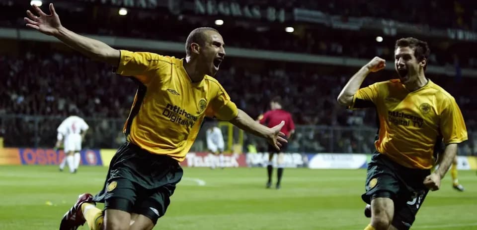 Ikkita futbolchi gol urganidan keyin nishonlayapti