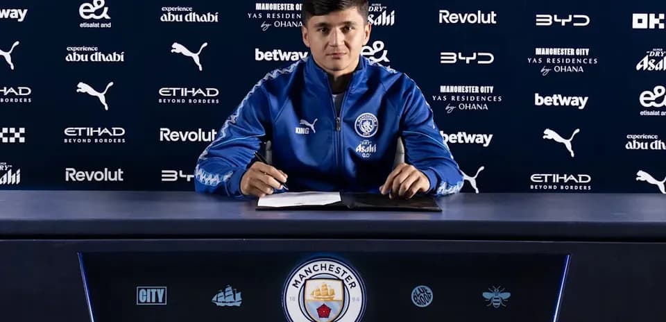 Futbolchi transferi haqida matbuot anjumani o'tkazmoqda