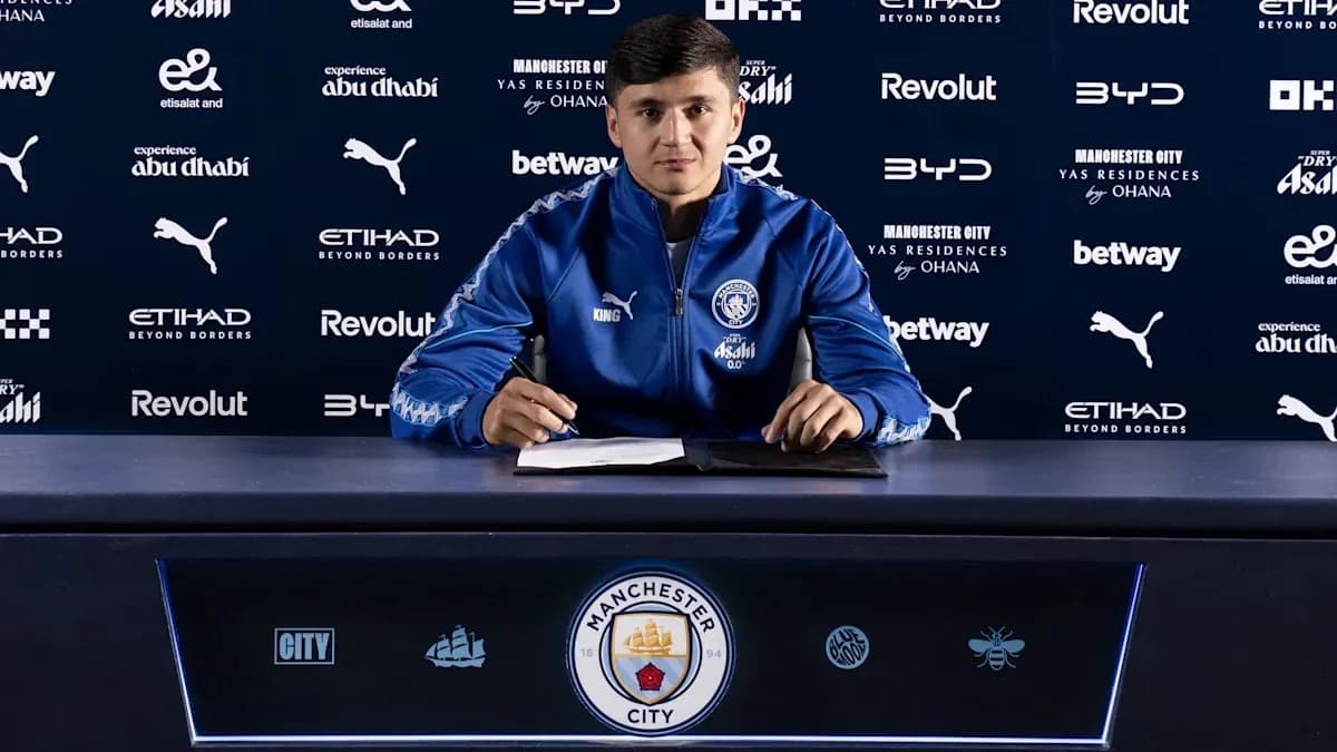 Futbolchi transferi haqida matbuot anjumani o'tkazmoqda Futbolchi transferi haqida matbuot anjumani o'tkazmoqda