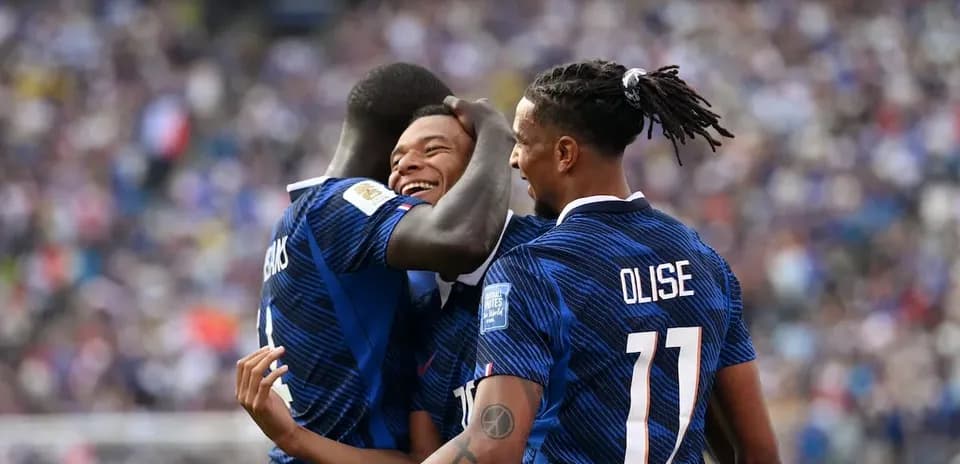Fransiya futbolchilari gol urishdan keyin quchoqlashmoqda